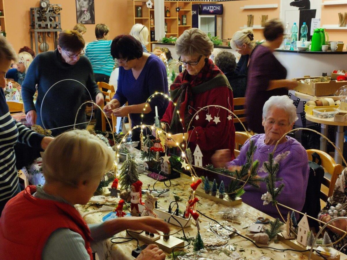 Weihnachtsbasteln in Benešov n.Pl.